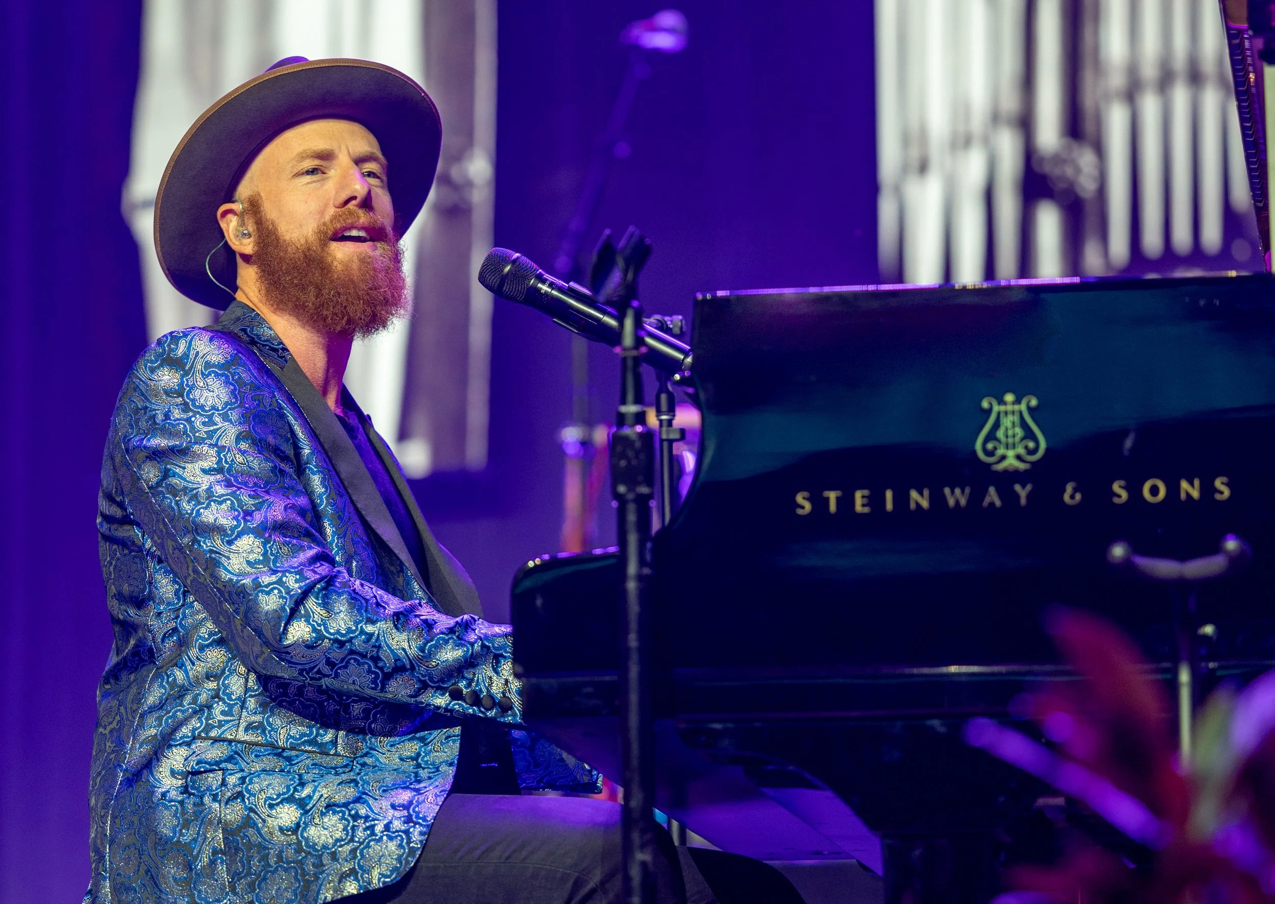 Matt Papa performing at a grand piano, from his official website